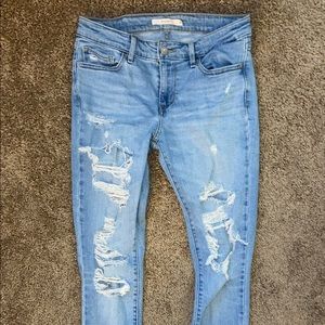 Light wash Levi’s ripped skinny jeans (711) size 26.